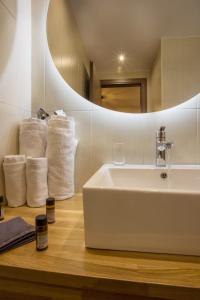 卡利斯托斯Vardians Villas & Suites的浴室设有白色水槽和镜子