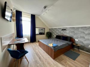 KonopnitsaЮкон的一间卧室配有一张床和一张书桌