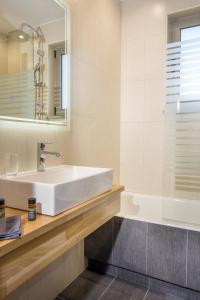 卡利斯托斯Vardians Villas & Suites的浴室配有白色水槽和浴缸。
