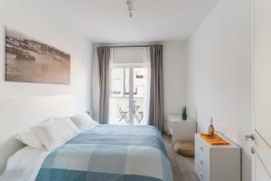 比谢列Le Marine Apartments的白色的卧室设有床和窗户
