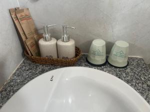 朔庄XUÂN HUỲNH 3 Hotel的浴室柜台配有2个肥皂机和水槽