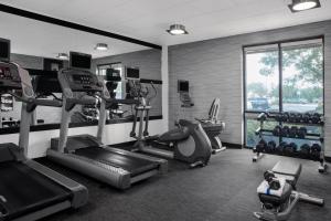 杰克逊维尔杰克逊维尔295号州际公路/东环城高速万怡酒店的一间健身房,里面配有跑步机和机器