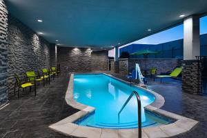 奥斯汀SpringHill Suites by Marriott Austin Northwest Research Blvd的一座带桌椅的游泳池