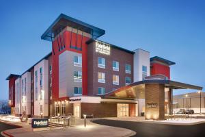 莱克伍德Fairfield Inn & Suites by Marriott Denver West/Federal Center的建筑的 ⁇ 染