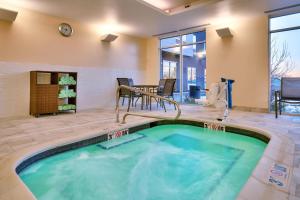 莱克伍德Fairfield Inn & Suites by Marriott Denver West/Federal Center的一座带桌椅的别墅内的游泳池