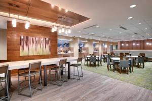 莱克伍德Fairfield Inn & Suites by Marriott Denver West/Federal Center的大型用餐室配有桌椅
