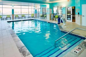 New Germany代顿比弗克里克万豪春季山丘套房酒店的大楼内的一个蓝色海水游泳池