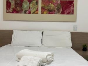 巴西利亚Refúgio Beira Lago- Life Resort的床上有两条毛巾