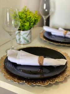巴西利亚Harmonia à Beira do Lago - Life Resort的一张桌子,上面有黑盘,上面有餐巾