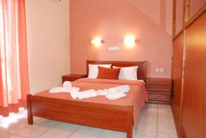 斯卡拉索提罗斯莫奈姆瓦夏酒店 的一间卧室配有一张床,上面有两条毛巾