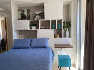 巴西利亚Incrível Apto DF Plaza com vista的一间卧室配有蓝色的床和蓝色椅子