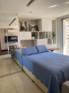 巴西利亚Incrível Apto DF Plaza com vista的一间位于客房内的蓝色床卧室