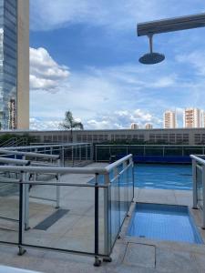 巴西利亚Incrível Apto DF Plaza com vista的享有大楼顶部游泳池的景色