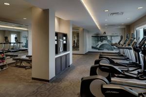 哥伦布Residence Inn by Marriott Columbus Airport的一间健身房,里面设有一排跑步机和一排跑步机