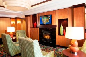 德梅因德梅因机场费尔菲尔德客栈的酒店客房设有壁炉和电视。