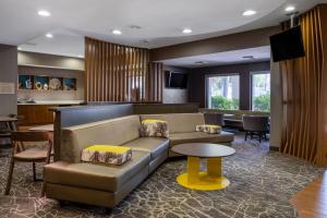 阿卡迪亚SpringHill Suites Pasadena Arcadia的客厅配有沙发和桌子