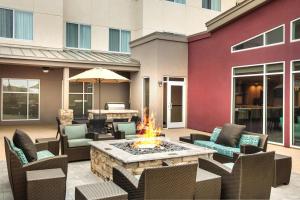 普莱诺Residence Inn by Marriott Dallas Plano/Richardson at Coit Rd.的户外庭院设有火坑和椅子