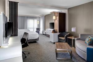 卡罗尔顿卡罗尔顿万豪万怡酒店的酒店客房设有床和客厅。