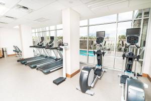 安大略SpringHill Suites by Marriott Ontario Airport/Rancho Cucamonga的健身房设有跑步机和椭圆机
