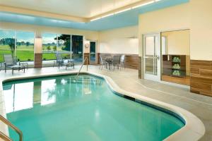 弗拉特罗克Fairfield Inn & Suites by Marriott Hendersonville Flat Rock的一座带庭院的别墅内的游泳池