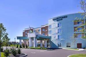 格罗夫城Courtyard by Marriott Columbus Grove City的酒店前方的 ⁇ 染