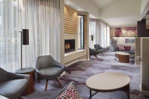 夏洛特阿罗伍德万怡酒店的一间设有椅子和壁炉的等候室