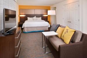 博伊西博伊西市中心/大学原住客栈酒店的酒店客房配有床、沙发和电视。