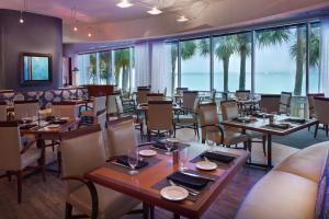 克利尔沃特Clearwater Beach Marriott Suites on Sand Key的用餐室设有桌椅和窗户。