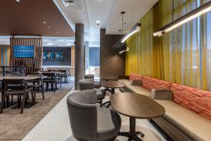 哥伦比亚SpringHill Suites by Marriott Columbia的一间带桌椅的餐厅和一间酒吧