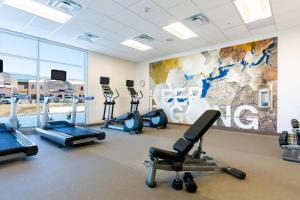 哥伦比亚SpringHill Suites by Marriott Columbia的健身房,配有跑步机和有氧运动器材