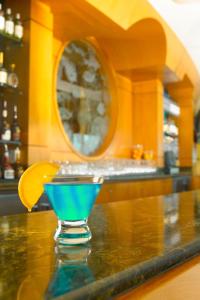 克利尔沃特Clearwater Beach Marriott Suites on Sand Key的酒吧顶部的蓝色马提尼酒