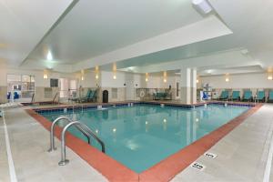 德梅因德梅因市中心万豪原住酒店的酒店大楼内的大型游泳池