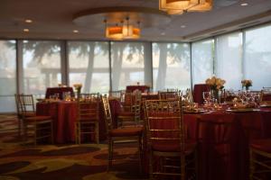 斯特灵华盛顿杜勒斯国际机场万豪酒店的一间带桌椅和红色桌布的用餐室
