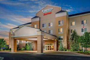 皮奥里亚Fairfield by Marriott Peoria East的建筑前面的酒店形象