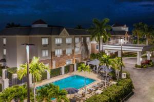 萨拉索塔Courtyard by Marriott Sarasota at University Town Center的享有酒店空中景色,设有游泳池和棕榈树