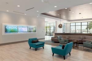 布雷登顿SpringHill Suites by Marriott Bradenton Downtown/Riverfront的医院的大厅,有椅子和等候室