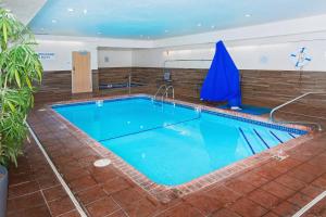 海斯黑斯费尔菲尔德客栈的大楼内一个蓝色的大型游泳池