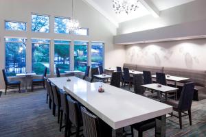 高原牧场丹佛高原牧场酒店的用餐室设有桌椅和窗户。