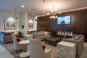 辛辛那提Residence Inn by Marriott Cincinnati Midtown/Rookwood的带沙发和壁炉的客厅
