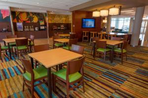 日内瓦Fairfield Inn & Suites by Marriott Geneva Finger Lakes的一间设有桌椅的餐厅