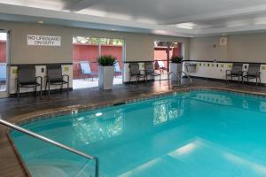 拉斐特拉斐特I-10万豪费尔菲尔德酒店的在酒店房间的一个大型游泳池