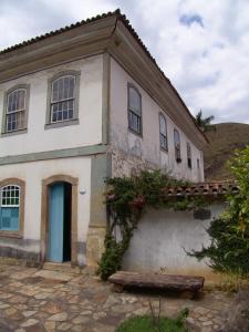 欧鲁普雷图Casa de João的一座房子前面有长凳