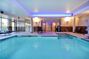 普里茅斯Fairfield Inn & Suites by Marriott Plymouth的酒店的大型游泳池