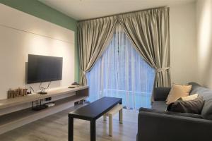 伯恩仓Emerald Avenue Cozy 3R3B Apartment - 329的带沙发和大窗户的客厅