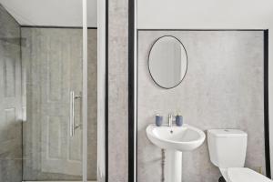 KentPlatinum Grove Modern Flat的一间带卫生间、水槽和镜子的浴室