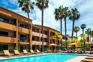 托伦斯洛杉矶托伦斯/帕洛斯弗德斯万怡酒店的一座拥有游泳池和棕榈树的酒店