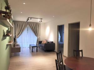 伯恩仓Emerald Avenue Cozy 3R3B Apartment - 329的客厅配有桌子和沙发