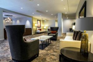 巴尔的摩Delta Hotels by Marriott Baltimore North的酒店大堂设有沙发和桌子