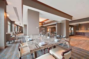 布里奇沃特布里奇沃特万豪酒店的一间带大桌子和椅子的用餐室