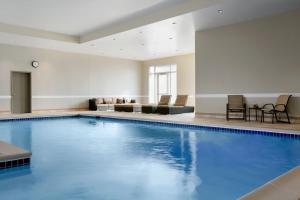 布里奇沃特布里奇沃特万豪酒店的在酒店房间的一个大型游泳池